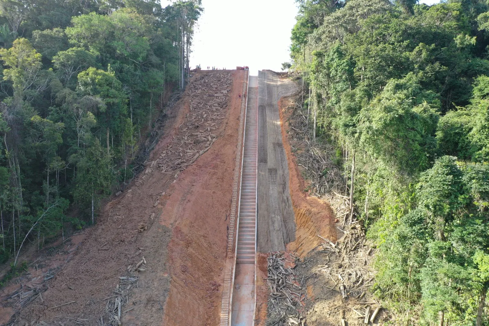 Canal escavado entre a floresta, visto do alto