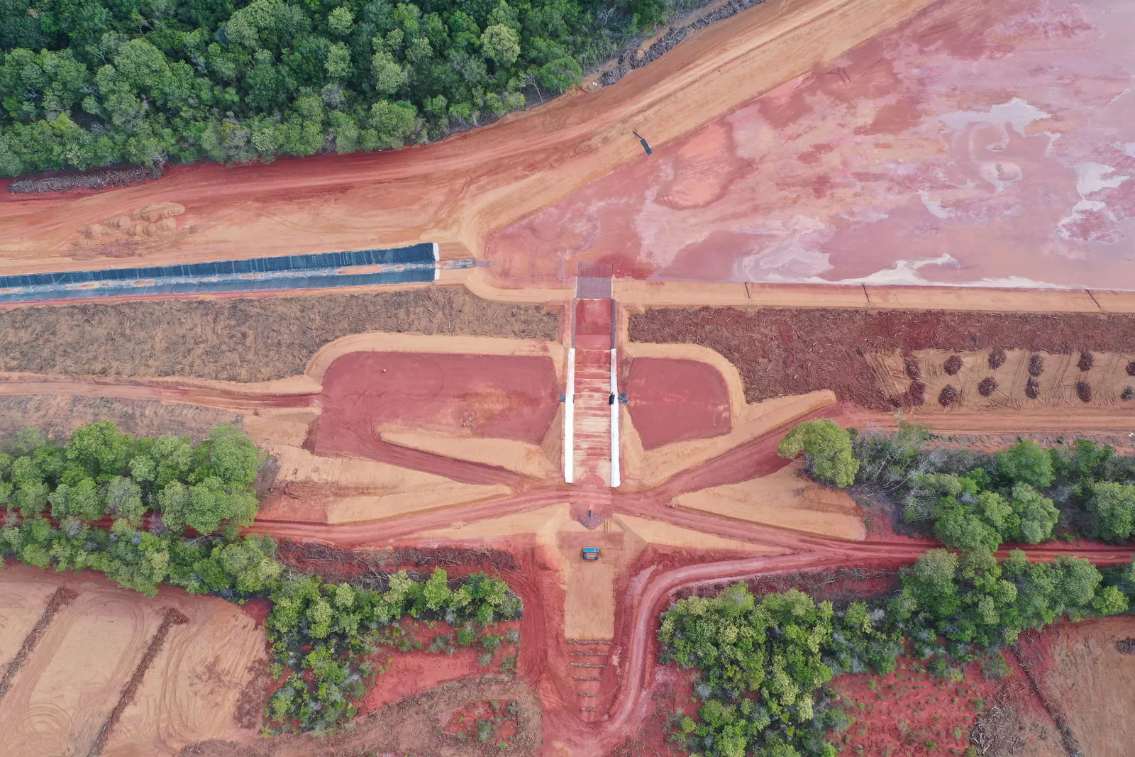 Estrutura de concreto no encontro de canais de drenagem, vista do alto