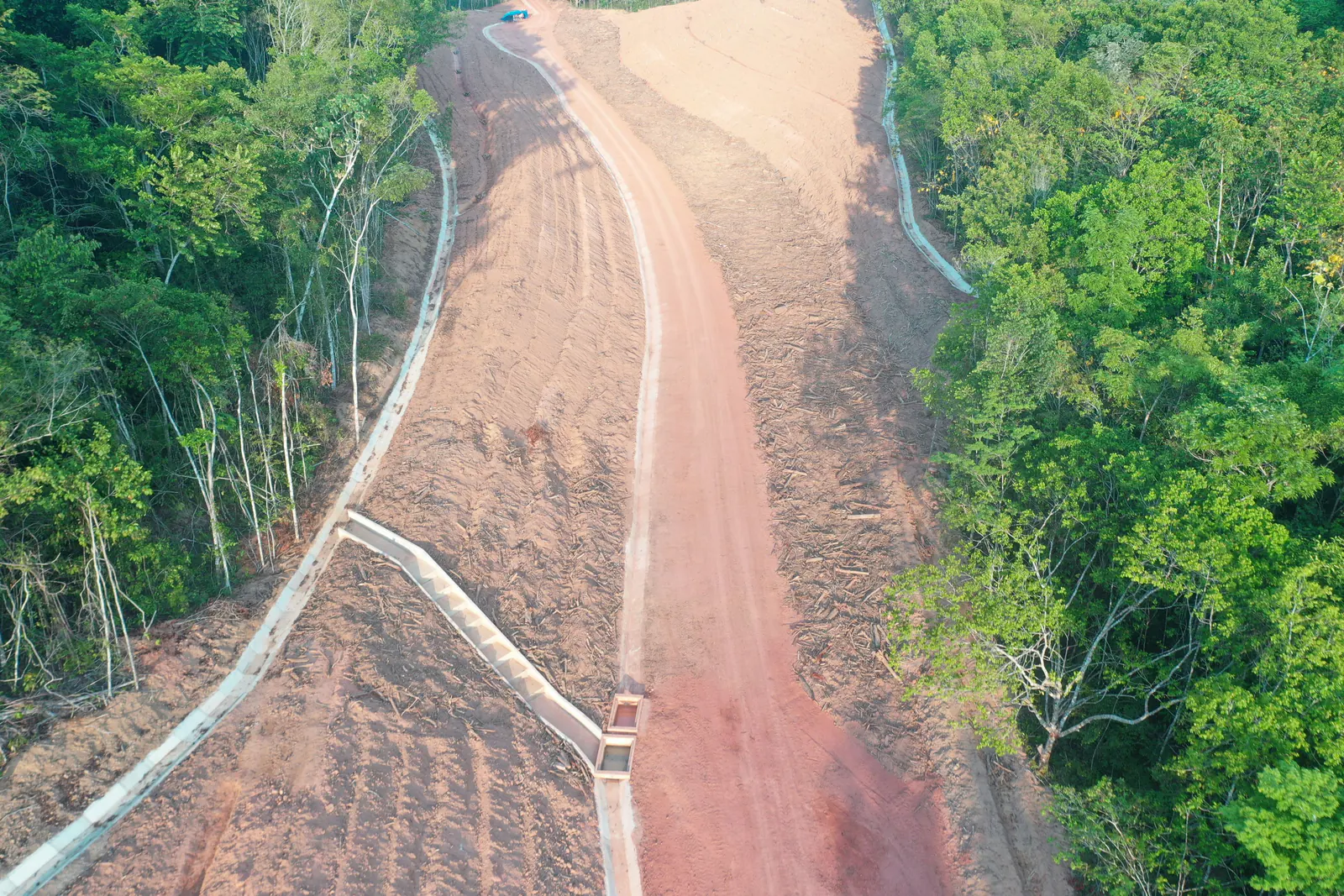 Vista aérea de canaletas de drenagem descendo pelo talude conformado